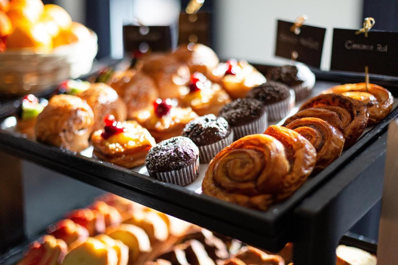 Dusit Doha Hotel Exterior foto A selection of pastries