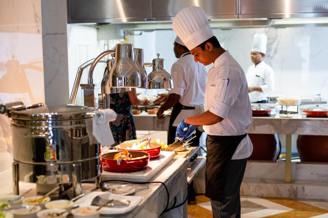 Dusit Doha Hotel Exterior foto A chef at work